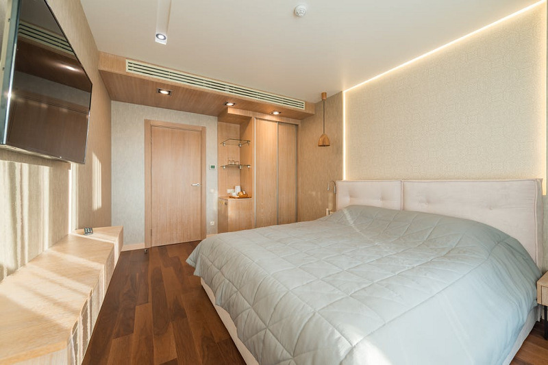Những vấn đề cần lưu ý khi đặt cửa gỗ phòng ngủ đẹp hợp với phong thủy